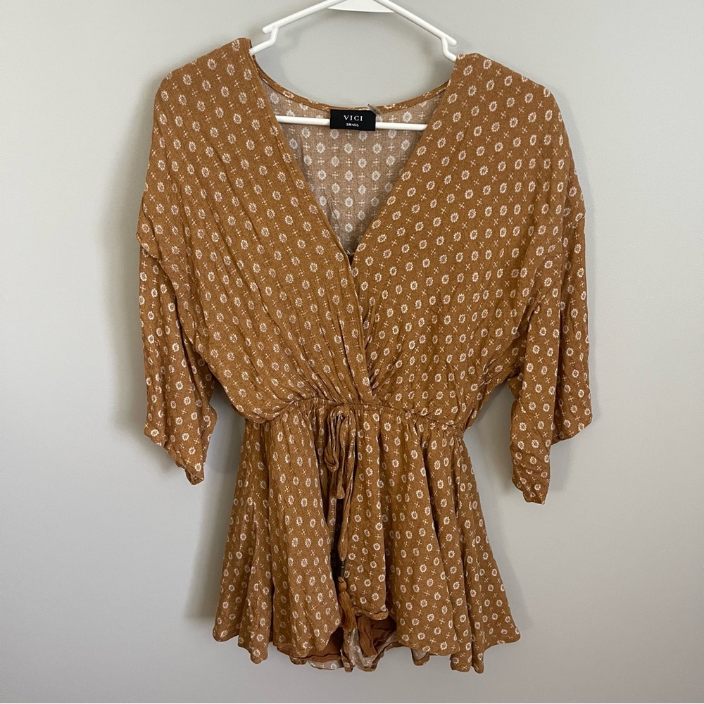 Vici Women's size Small Long Sleeve Romper Tan and White EUC